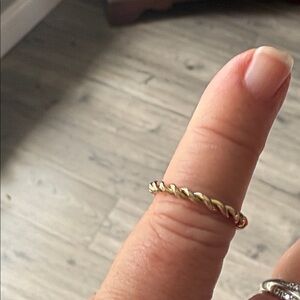 Elegant Gold Twisted Ring